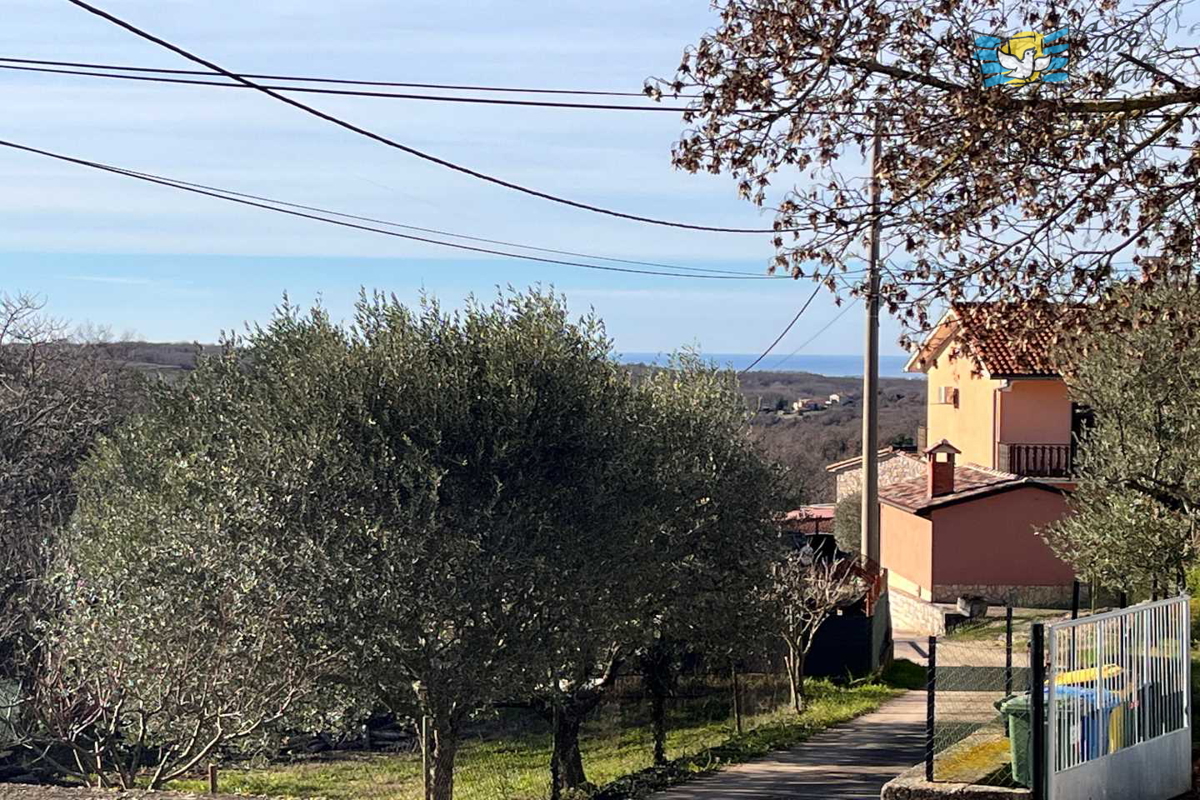 Kamnita hiša za obnovo - 15 km od Poreča!