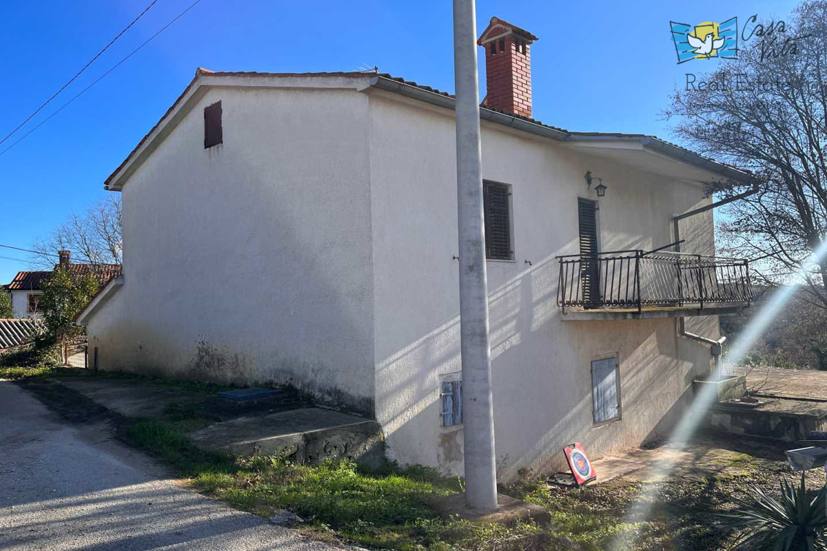 Kamnita hiša za obnovo - 15 km od Poreča!