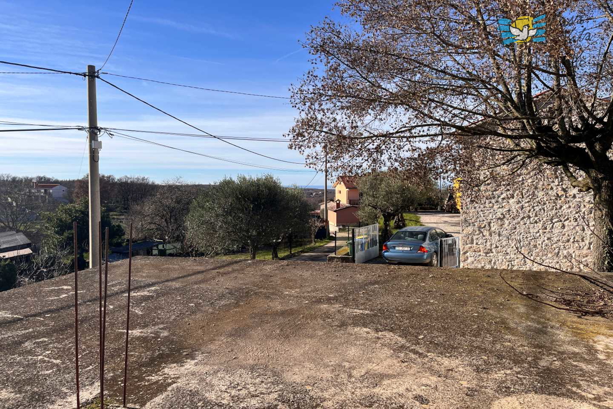 Kamnita hiša za obnovo - 15 km od Poreča!