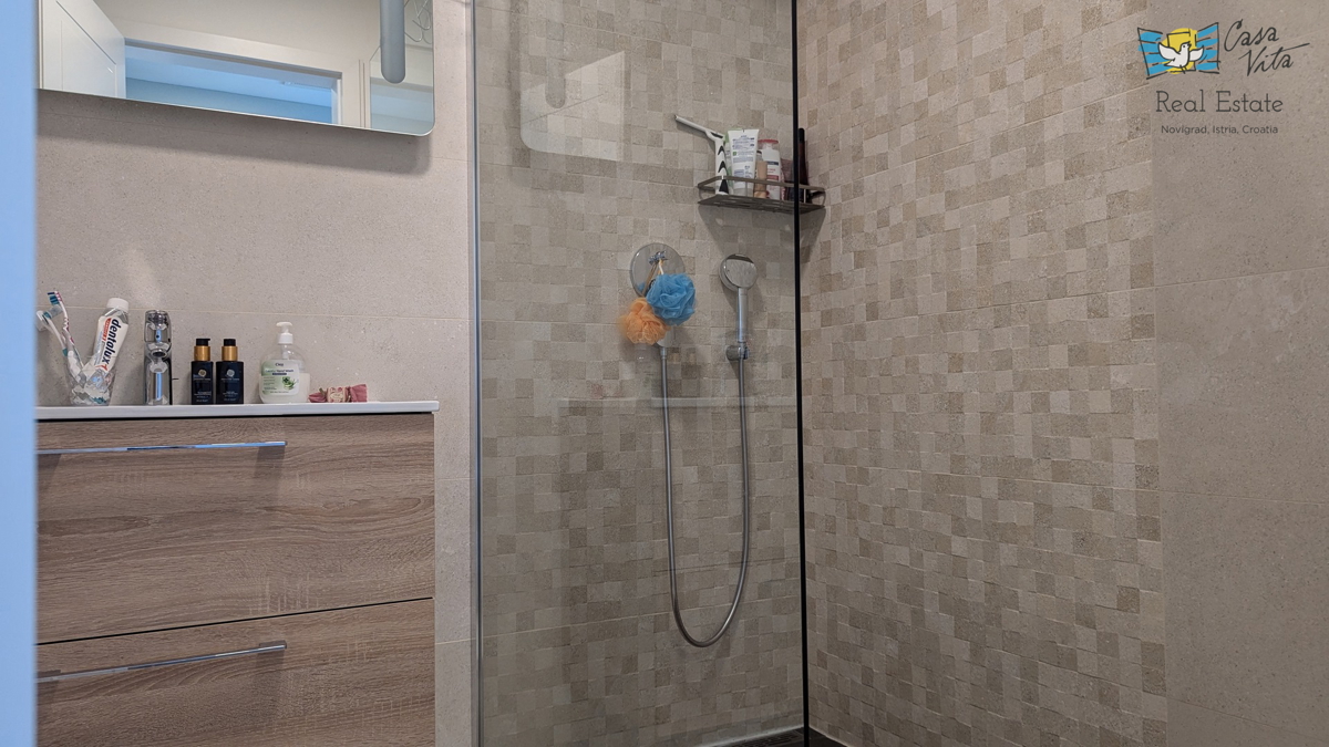 ISTRA, POREČ - Moderna dvojna hiša 500 m od morja!