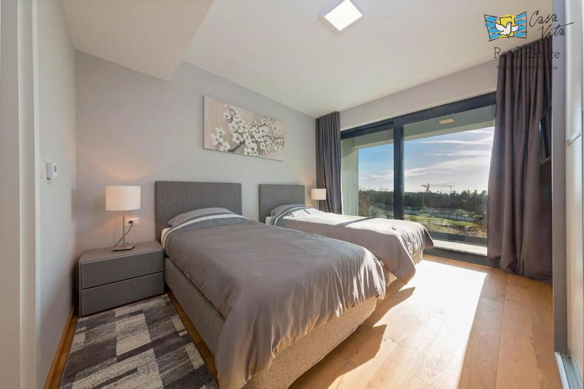 ISTRA, POREČ - Moderna dvojna hiša 500 m od morja!