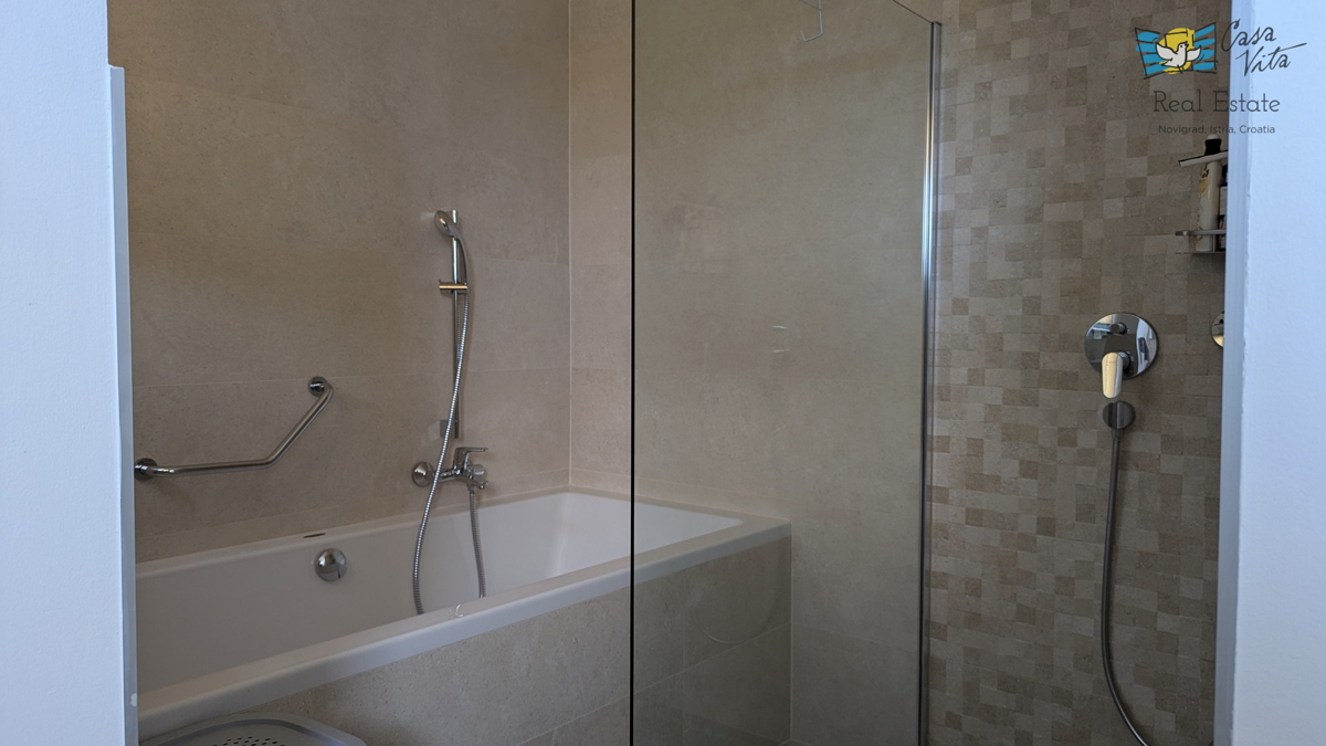 ISTRA, POREČ - Moderna dvojna hiša 500 m od morja!