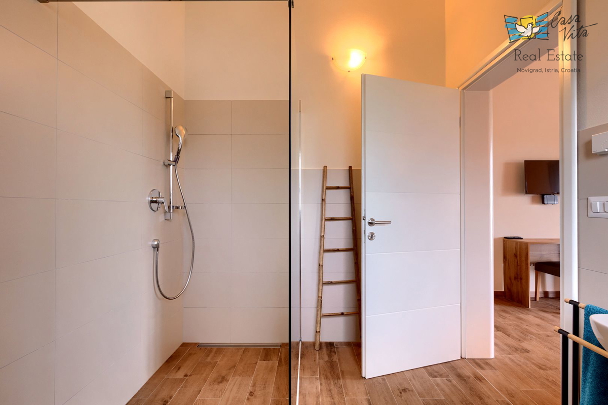 ISTRA, NOVIGRAD - Mediteranska hiša s čudovitim pogledom na morje!