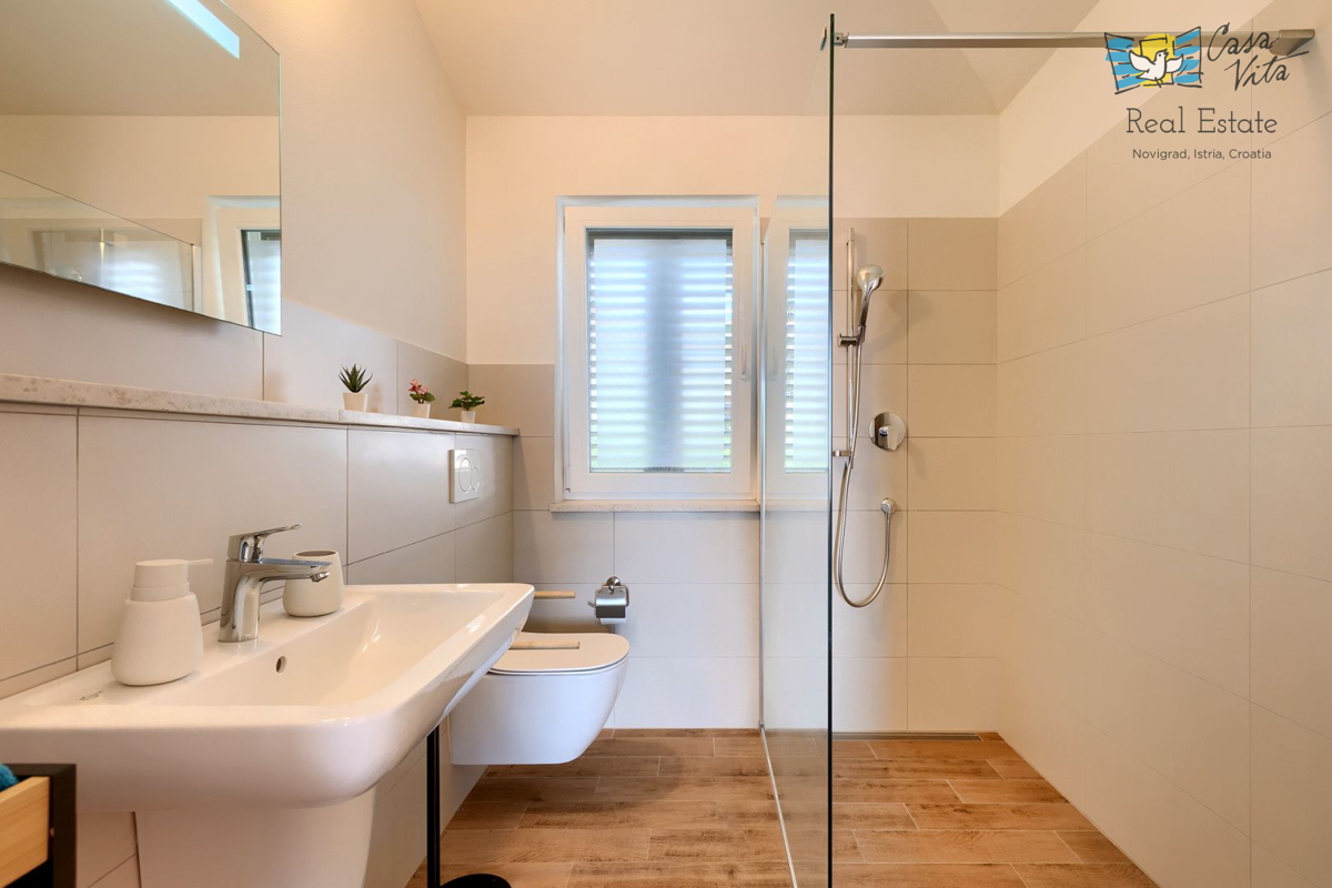 ISTRA, NOVIGRAD - Mediteranska hiša s čudovitim pogledom na morje!