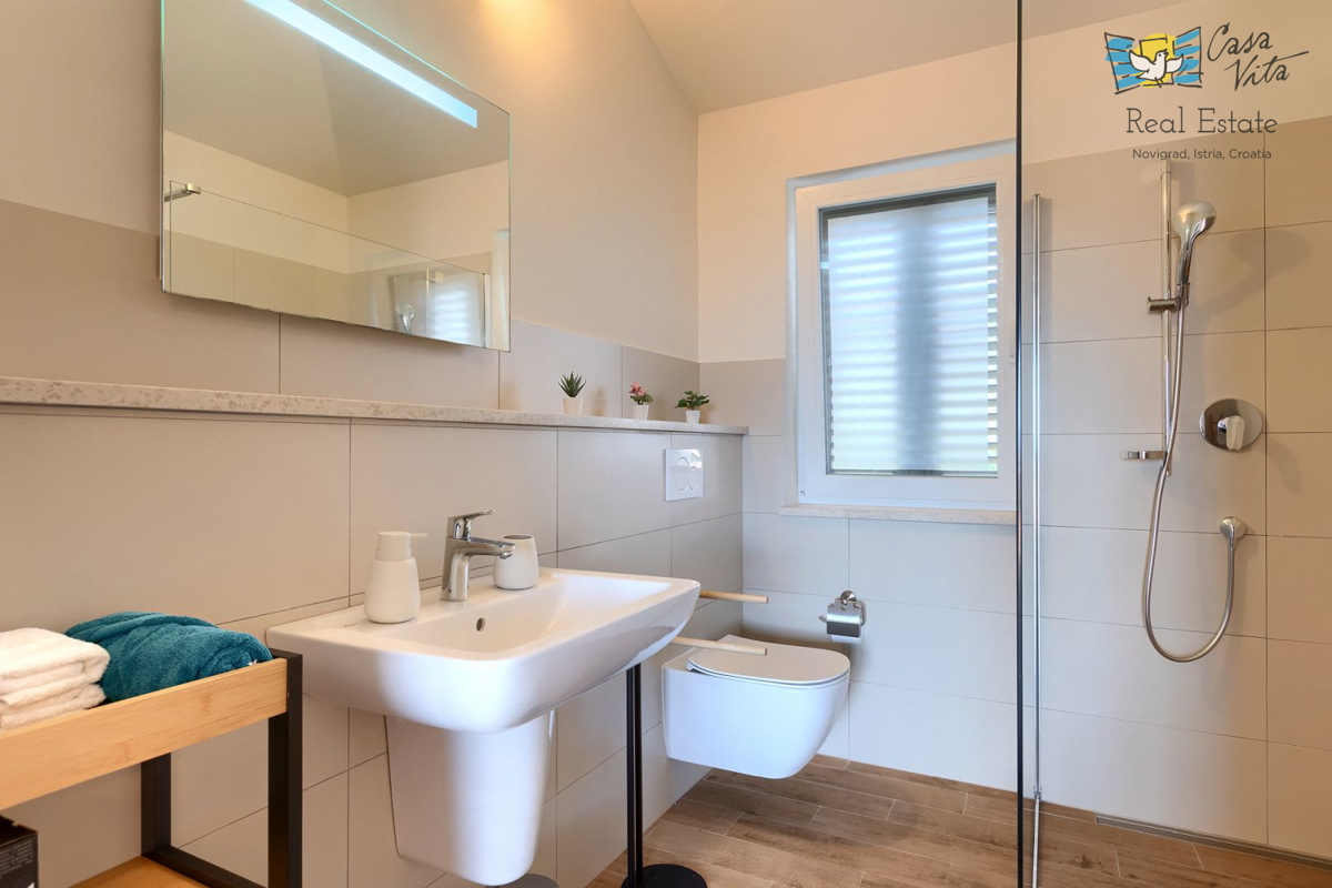 ISTRA, NOVIGRAD - Mediteranska hiša s čudovitim pogledom na morje!