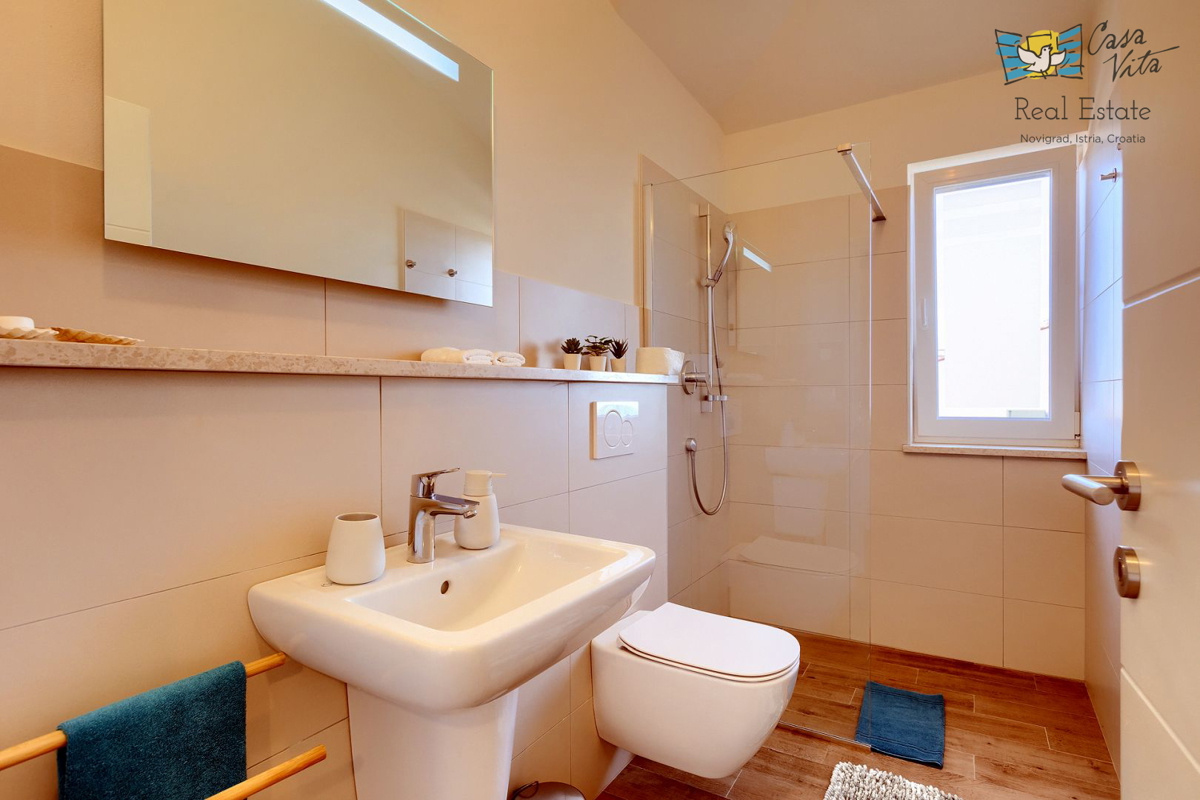 ISTRA, NOVIGRAD - Mediteranska hiša s čudovitim pogledom na morje!