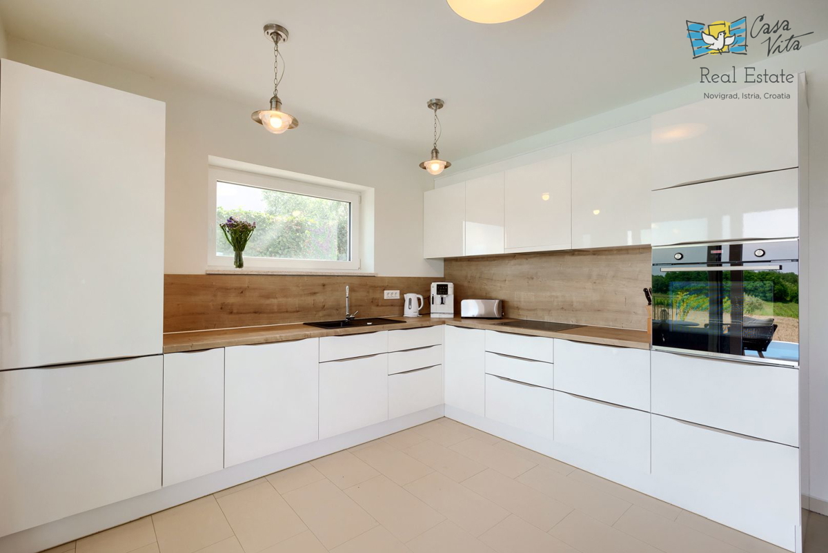 ISTRA, NOVIGRAD - Mediteranska hiša s čudovitim pogledom na morje!