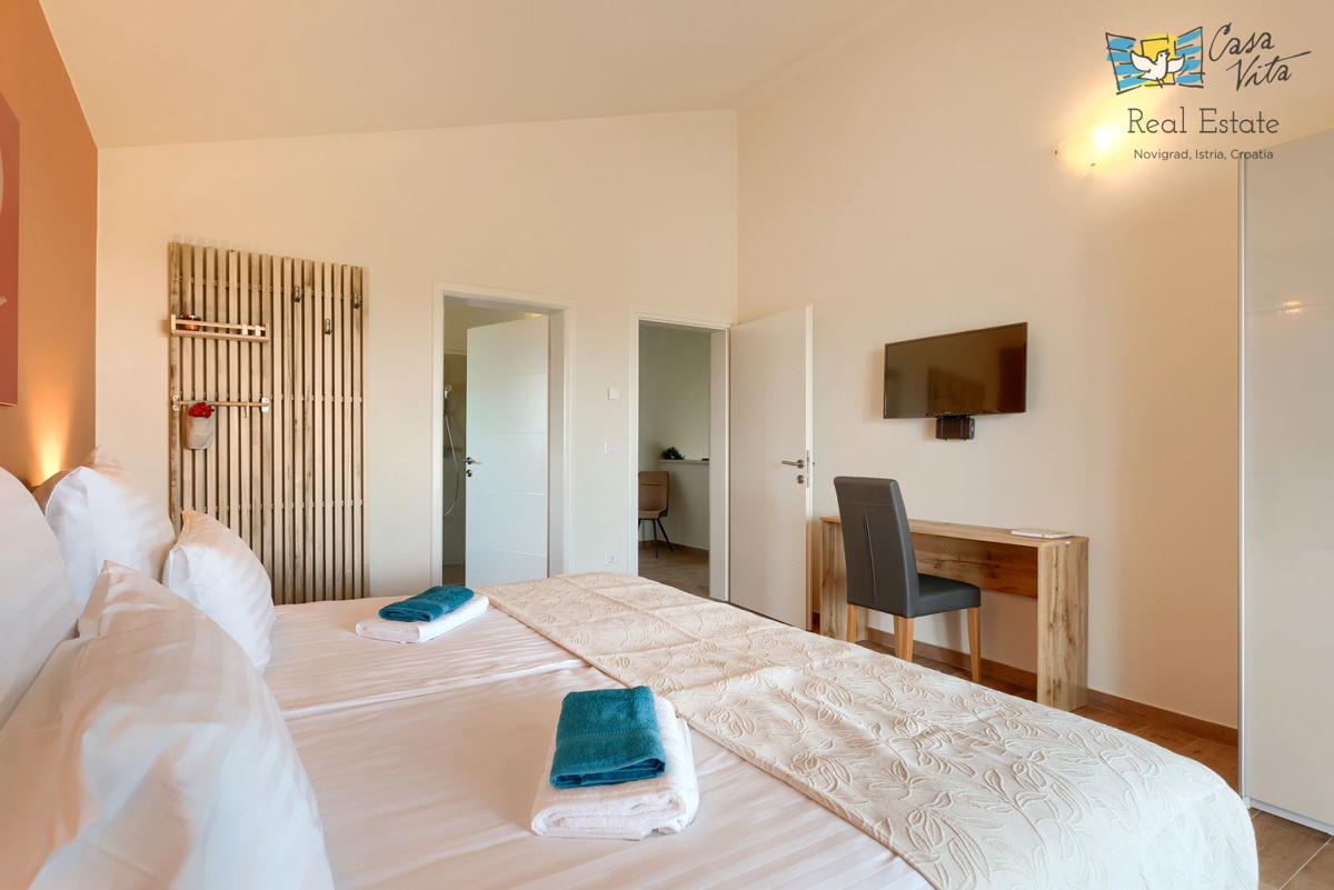 ISTRA, NOVIGRAD - Mediteranska hiša s čudovitim pogledom na morje!