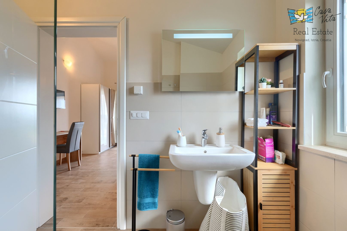 ISTRA, NOVIGRAD - Mediteranska hiša s čudovitim pogledom na morje!