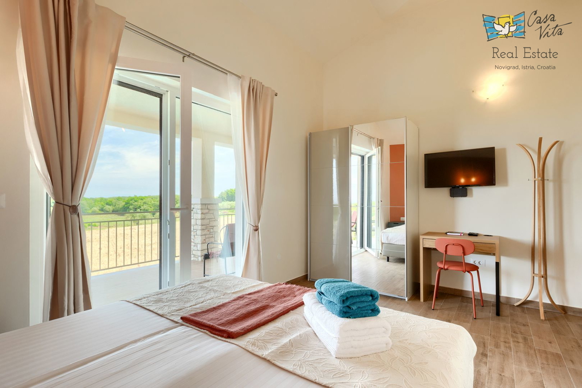 ISTRA, NOVIGRAD - Mediteranska hiša s čudovitim pogledom na morje!
