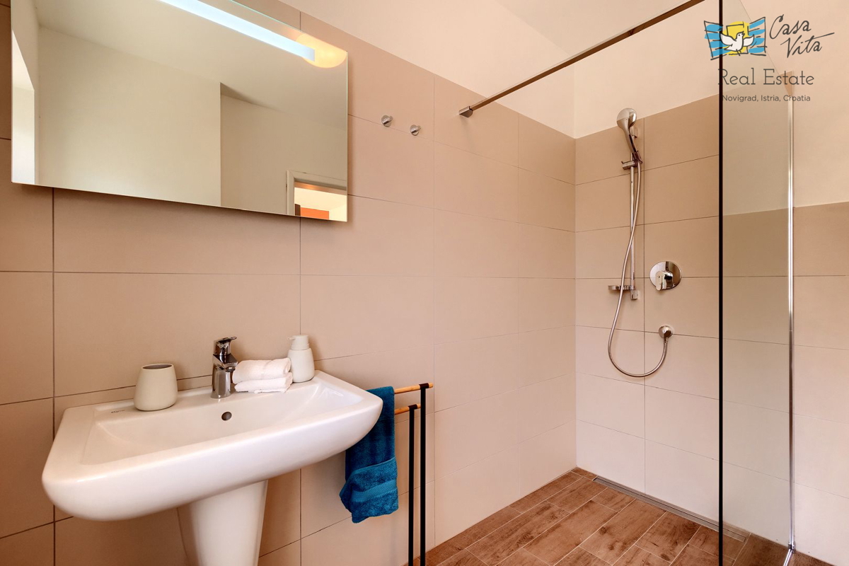 ISTRA, NOVIGRAD - Mediteranska hiša s čudovitim pogledom na morje!