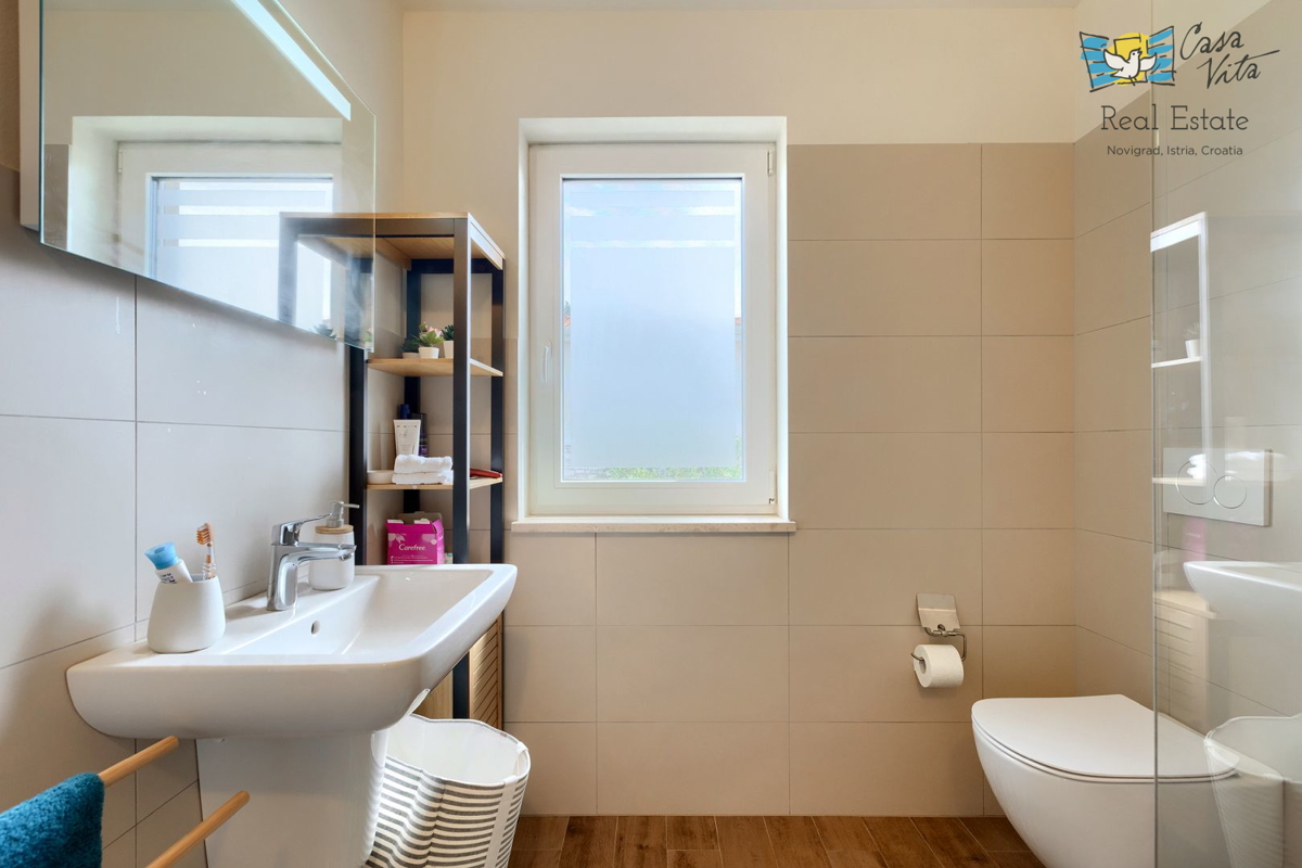 ISTRA, NOVIGRAD - Mediteranska hiša s čudovitim pogledom na morje!