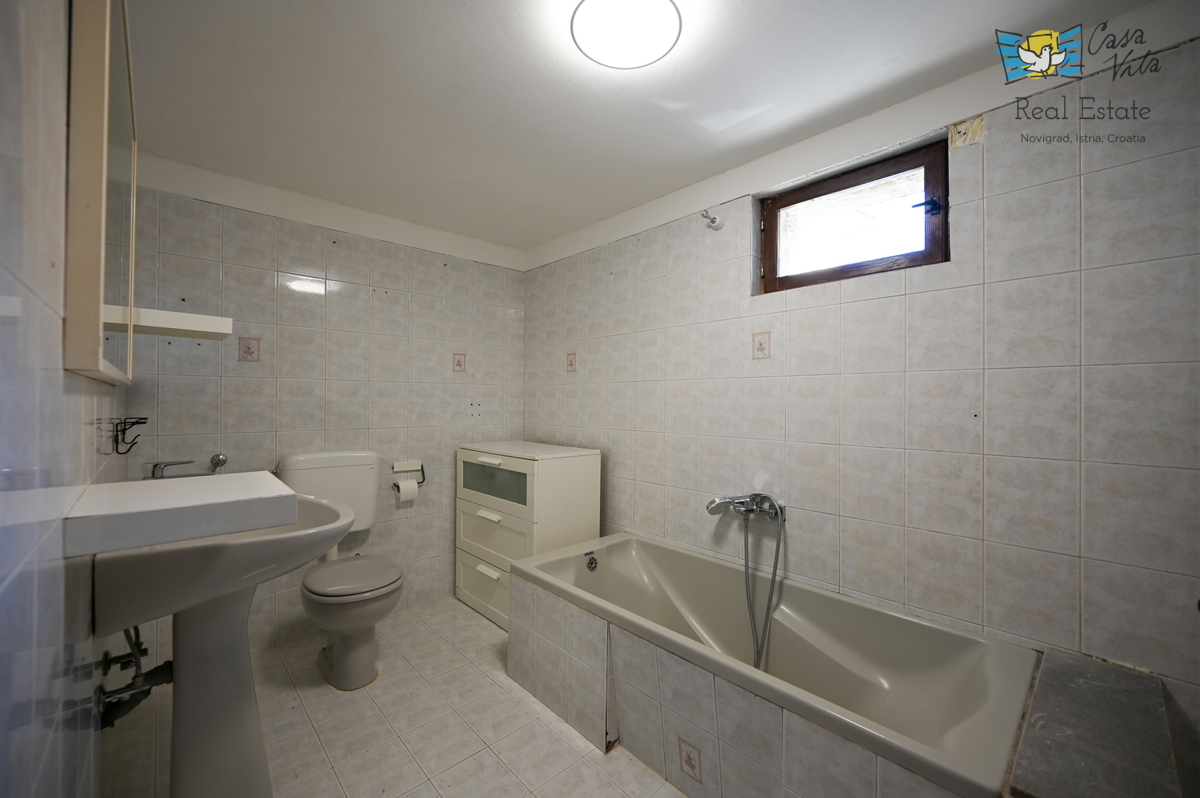 ISTRA, KAŠTELIR - Dvojna hiša z dvoriščem!