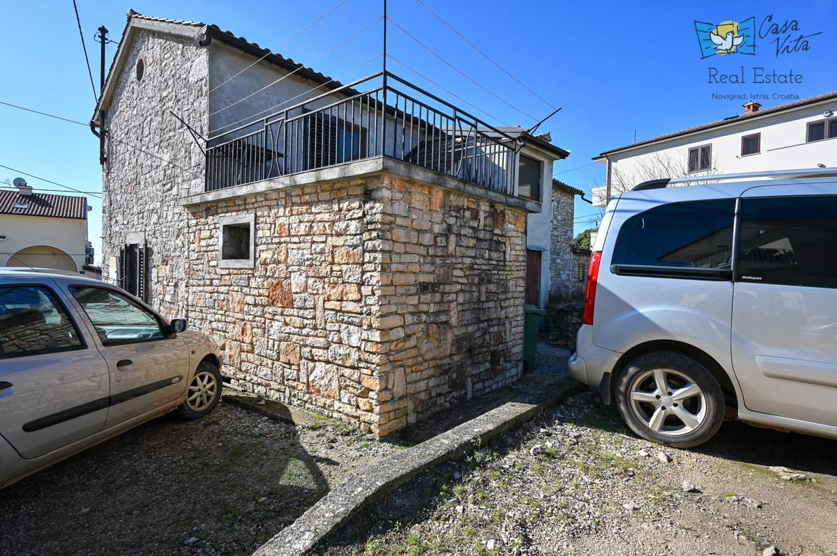 ISTRA, KAŠTELIR - Dvojna hiša z dvoriščem!