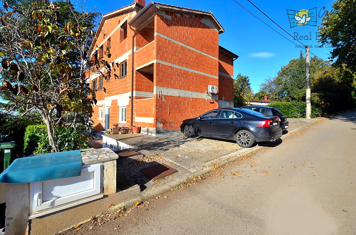 Hiša z apartmaji in čudovitim pogledom na morje