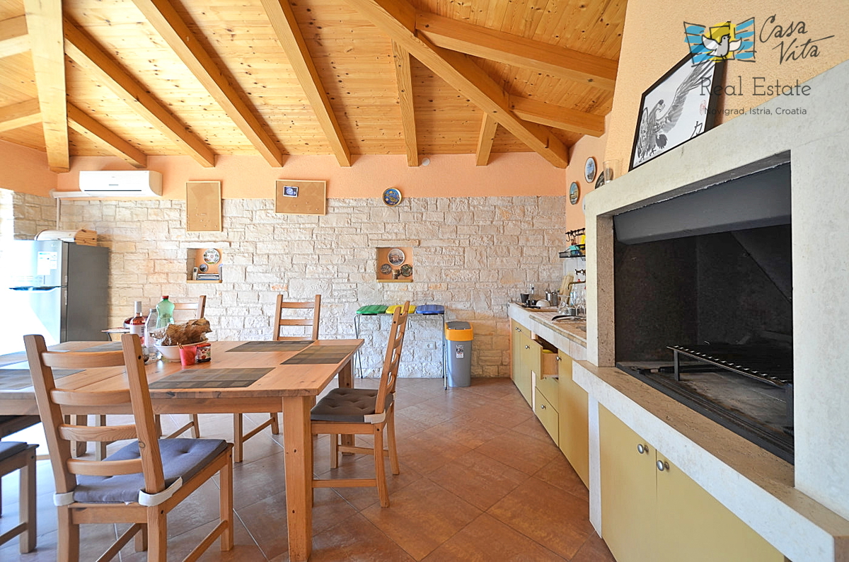 ISTRA, NOVIGRAD - Čudovita in prostorna hiša s bazenom 3 km od morja!