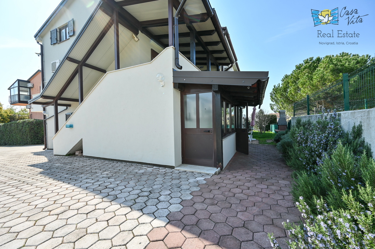 ISTRA, NOVIGRAD - vrstna stanovanjska enota z dvema stanovanjema in garažo