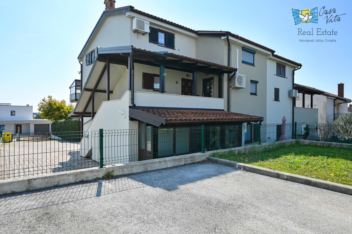 ISTRA, NOVIGRAD - vrstna stanovanjska enota z dvema stanovanjema in garažo