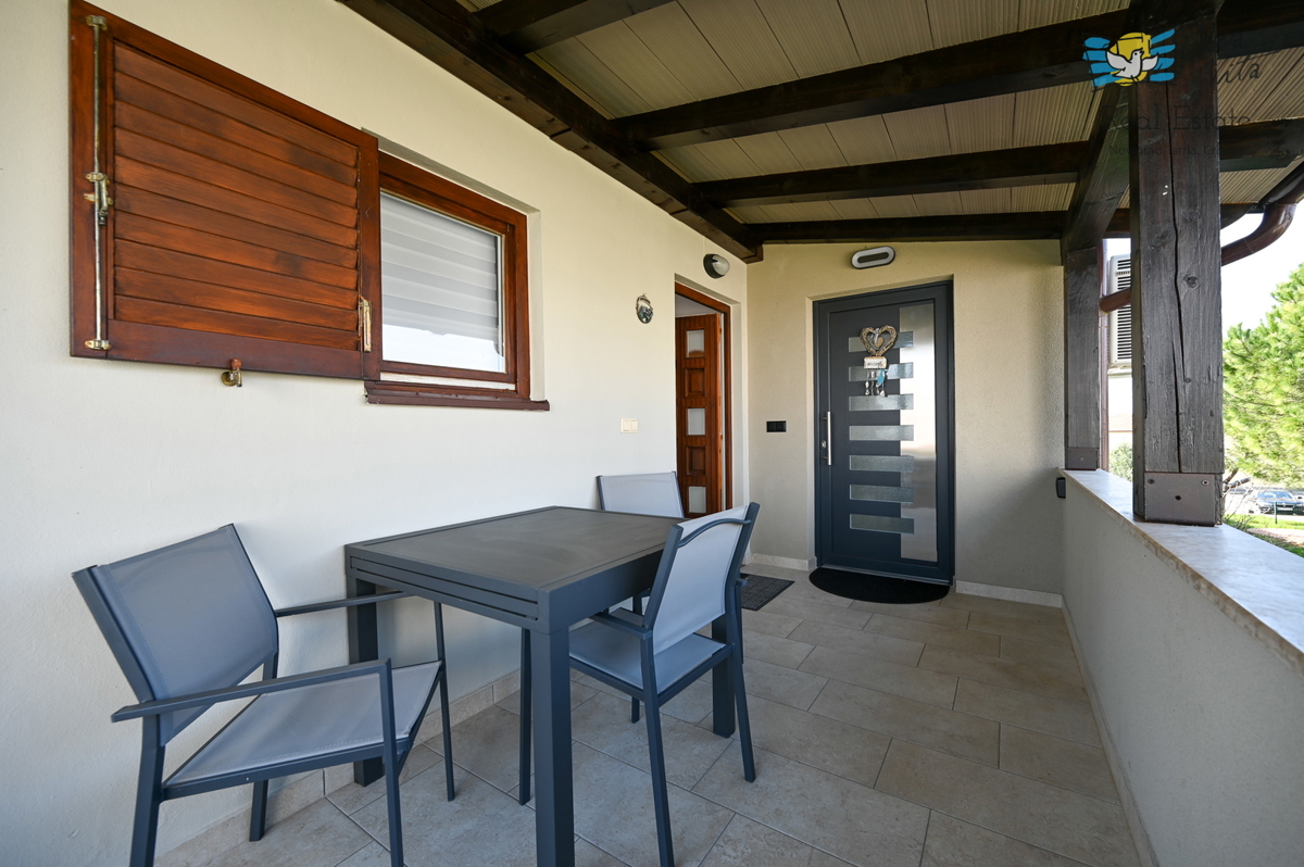 ISTRA, NOVIGRAD - vrstna stanovanjska enota z dvema stanovanjema in garažo