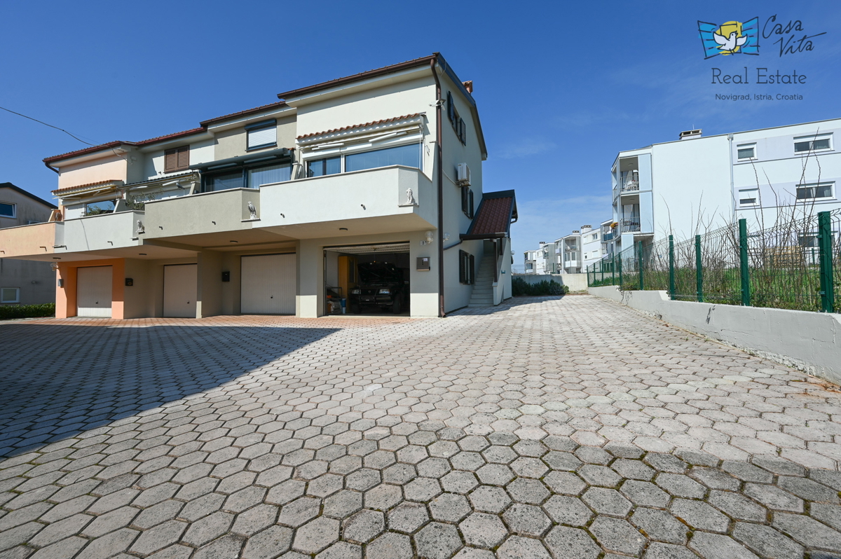ISTRA, NOVIGRAD - vrstna stanovanjska enota z dvema stanovanjema in garažo