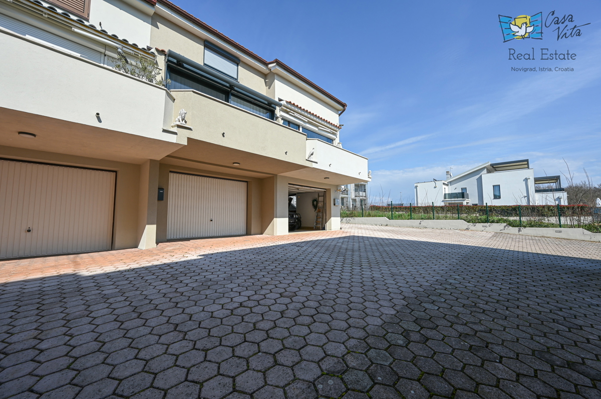 ISTRA, NOVIGRAD - vrstna stanovanjska enota z dvema stanovanjema in garažo