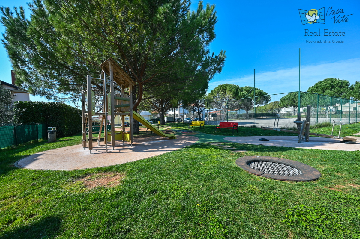 ISTRA, NOVIGRAD - vrstna stanovanjska enota z dvema stanovanjema in garažo