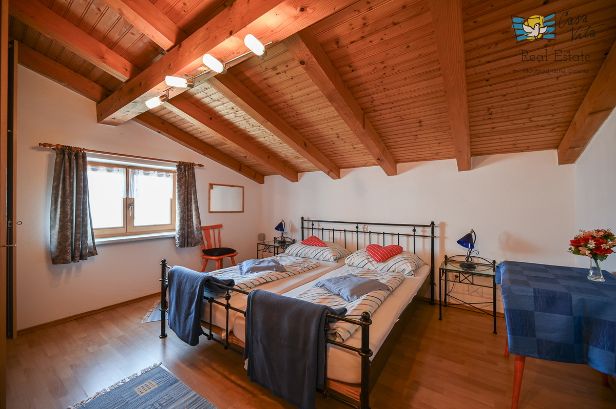 ISTRA, NOVIGRAD - vrstna stanovanjska enota z dvema stanovanjema in garažo