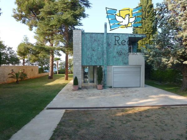 Exclusive villa 1st row from the sea.