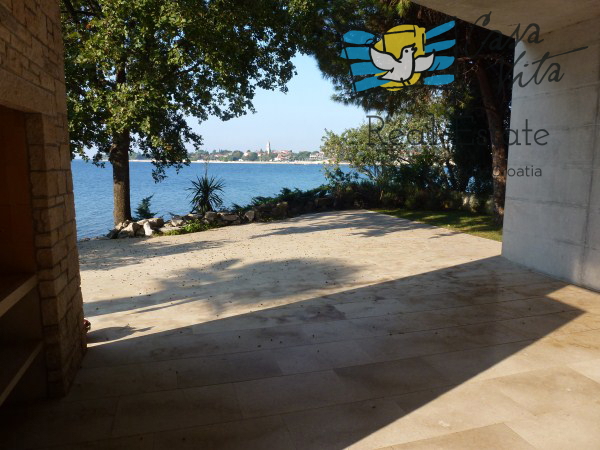 Exclusive villa 1st row from the sea.
