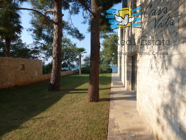 Exclusive villa 1st row from the sea.