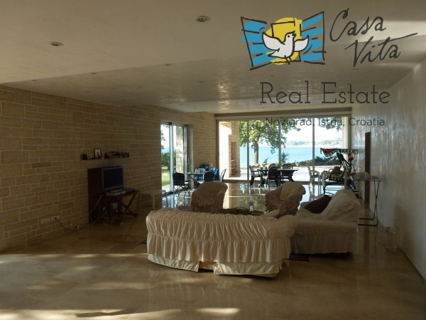 Exclusive villa 1st row from the sea.
