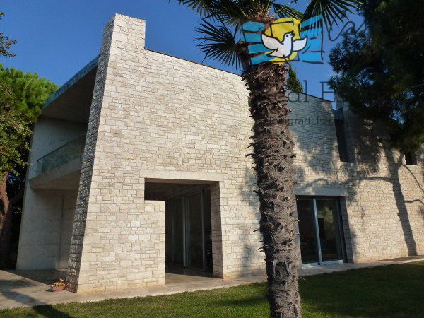 Exclusive villa 1st row from the sea.