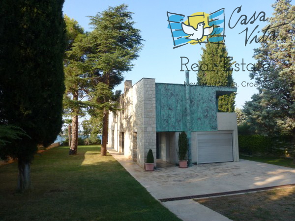 Exclusive villa 1st row from the sea.
