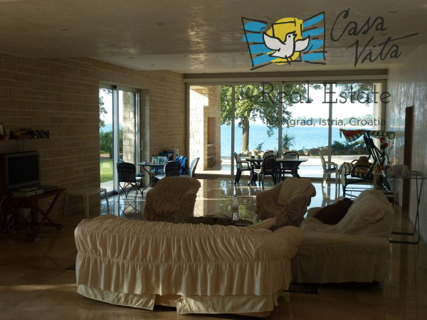 Exclusive villa 1st row from the sea.