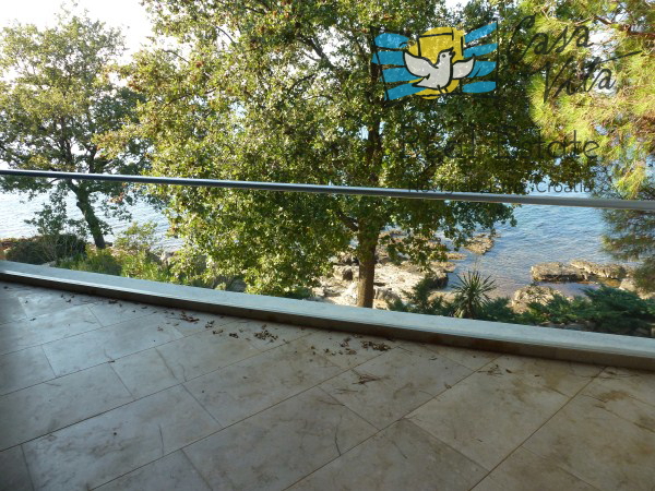 Exclusive villa 1st row from the sea.