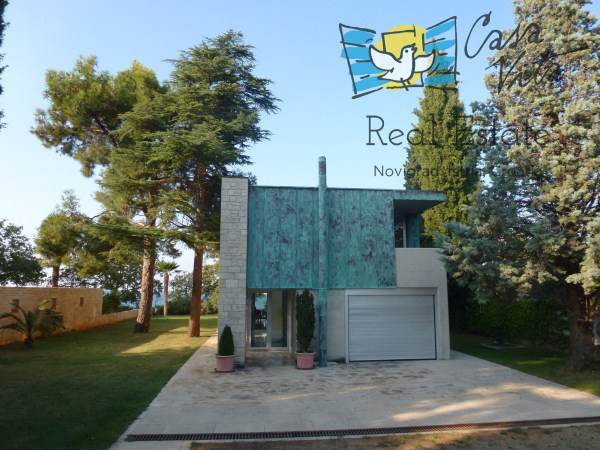 Exclusive villa 1st row from the sea.