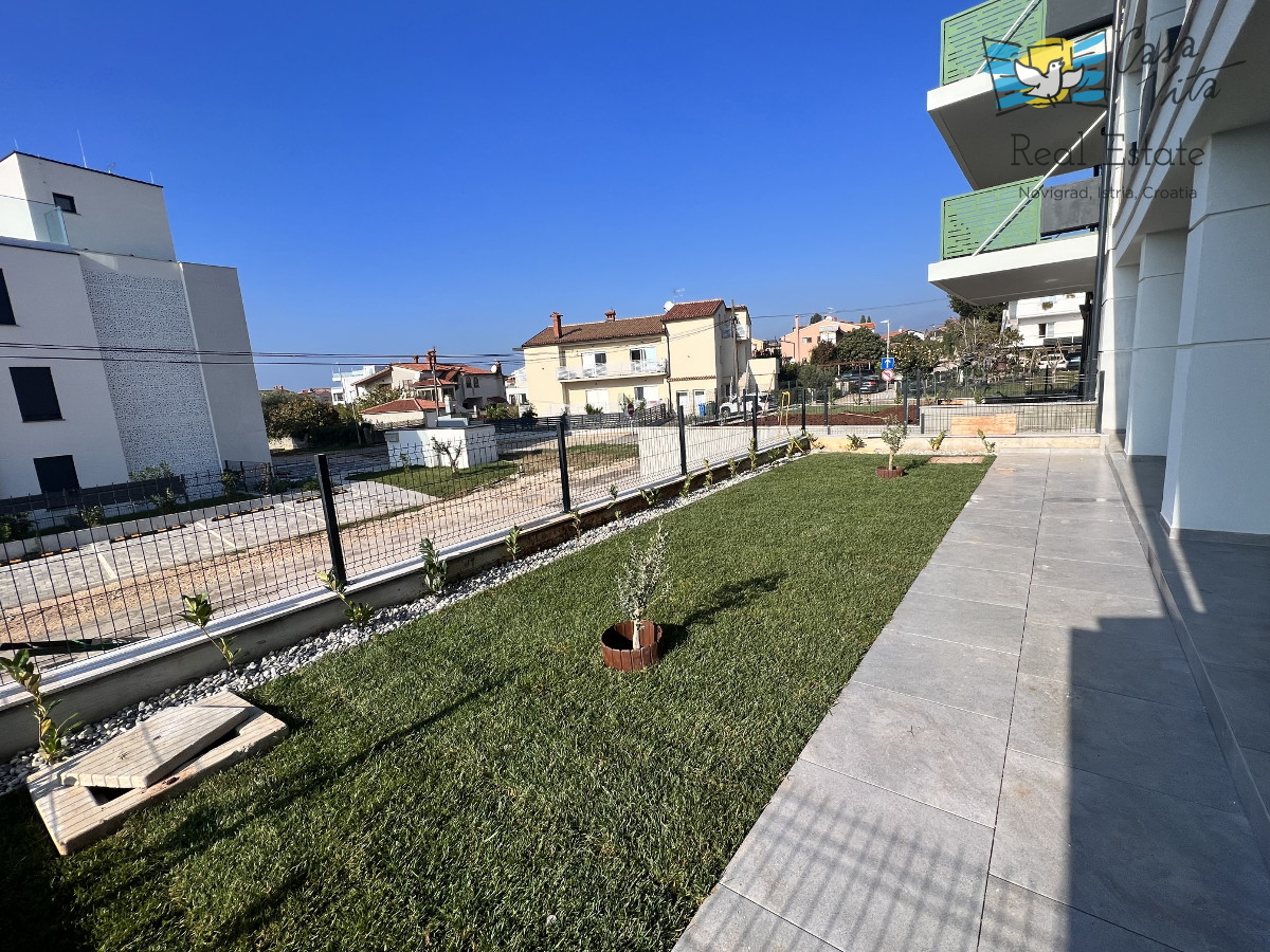 Lepo in prostorno stanovanje v pritličju novejše stavbe - Novigrad!