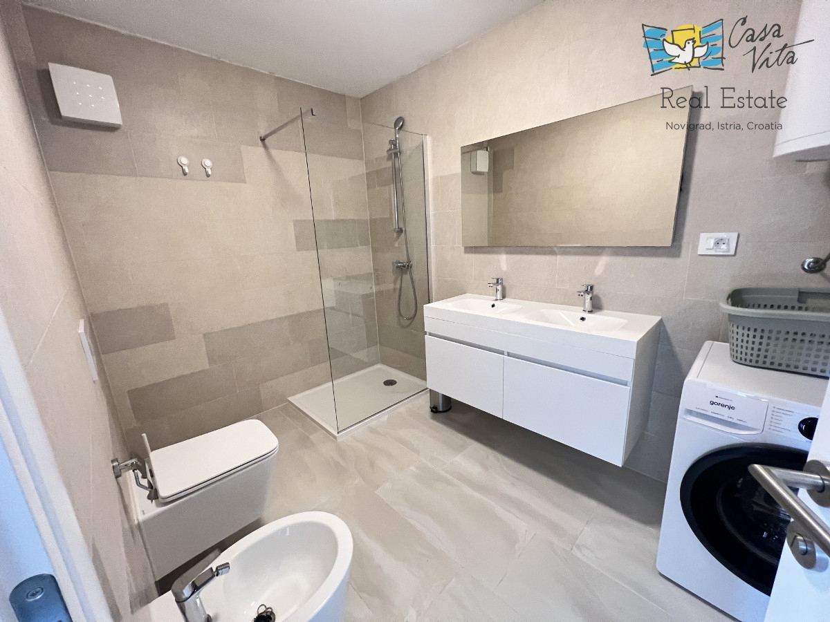 Lep in prostoren apartma s pogledom na morje - Novigrad!