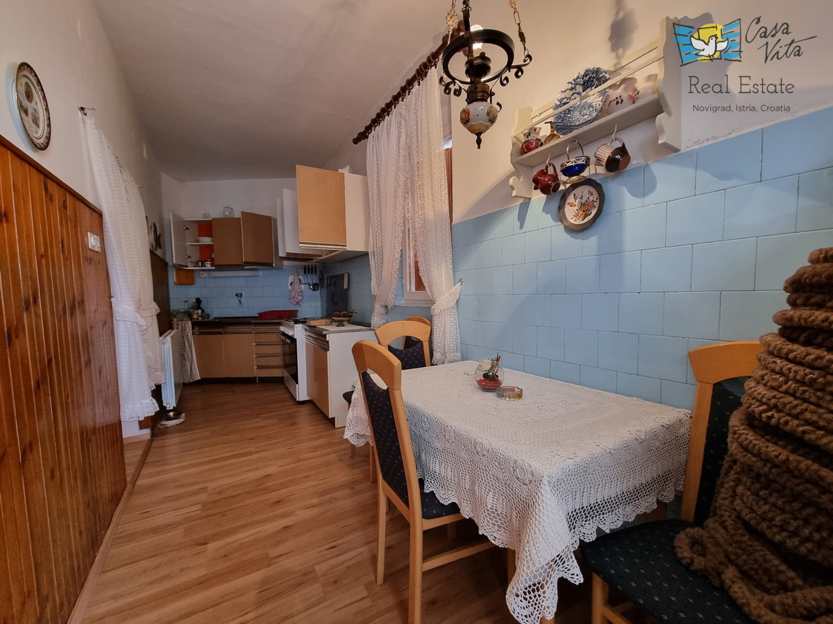 KAŠTELIR!!! Kamnita hiša s tremi stanovanjskimi enotami, 7 km od morja