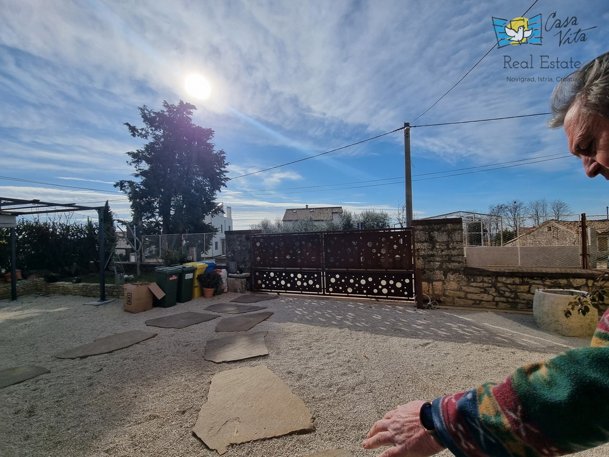 KAŠTELIR!!! Kamnita hiša s tremi stanovanjskimi enotami, 7 km od morja