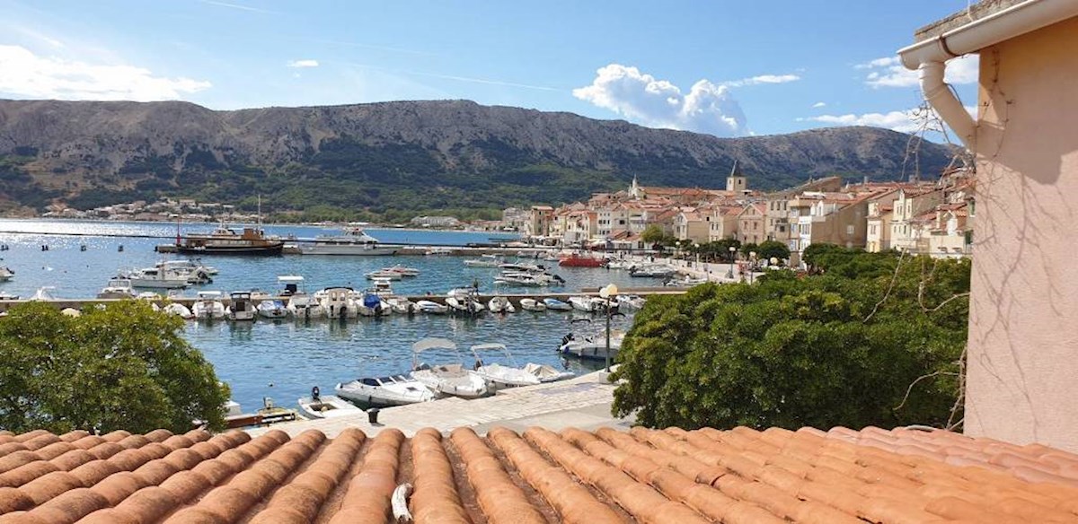 BAŠKA, OTOK KRK, trietažni apartma v prvi vrsti do morja.