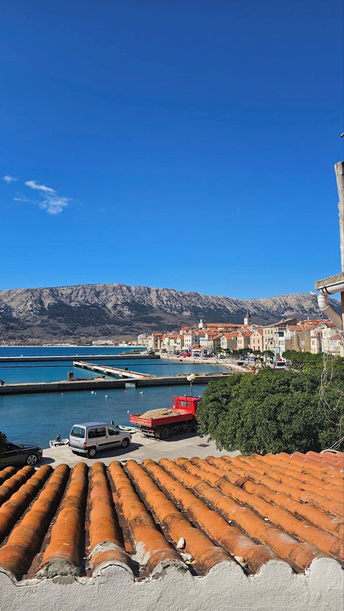 BAŠKA, OTOK KRK, trietažni apartma v prvi vrsti do morja.