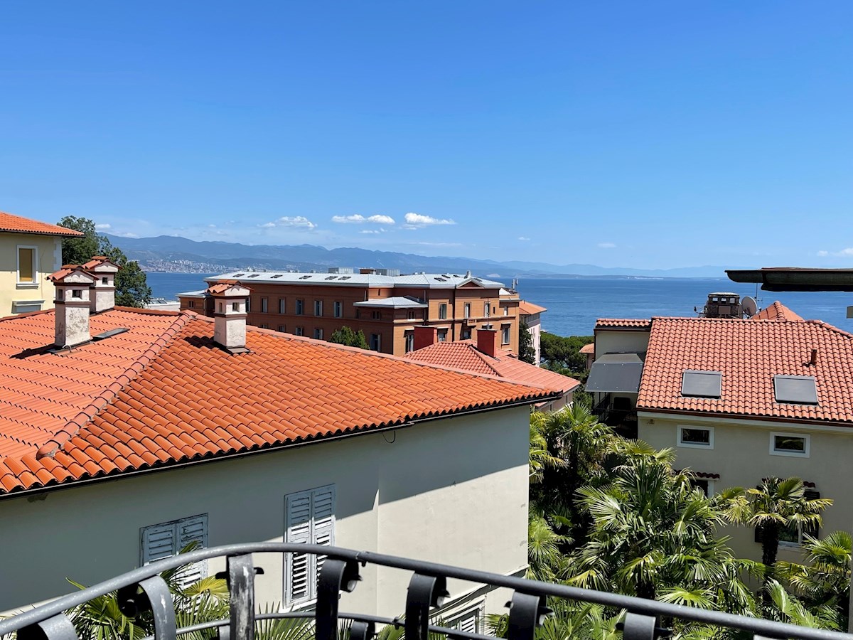 Opatija, stanovanje-etaža stare vile v "mirnem centru", 270 m od plaže