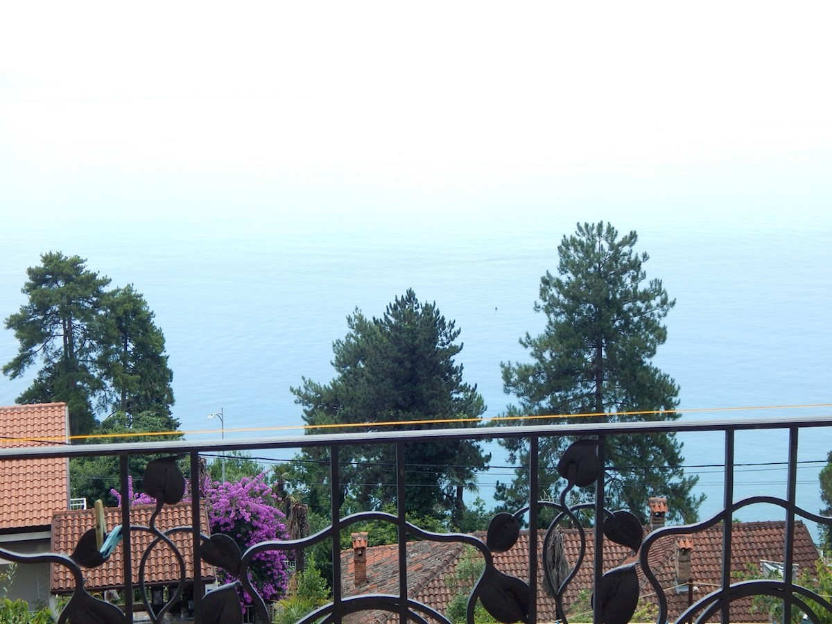 OPATIJA, apartma s teraso, 50 m od morja