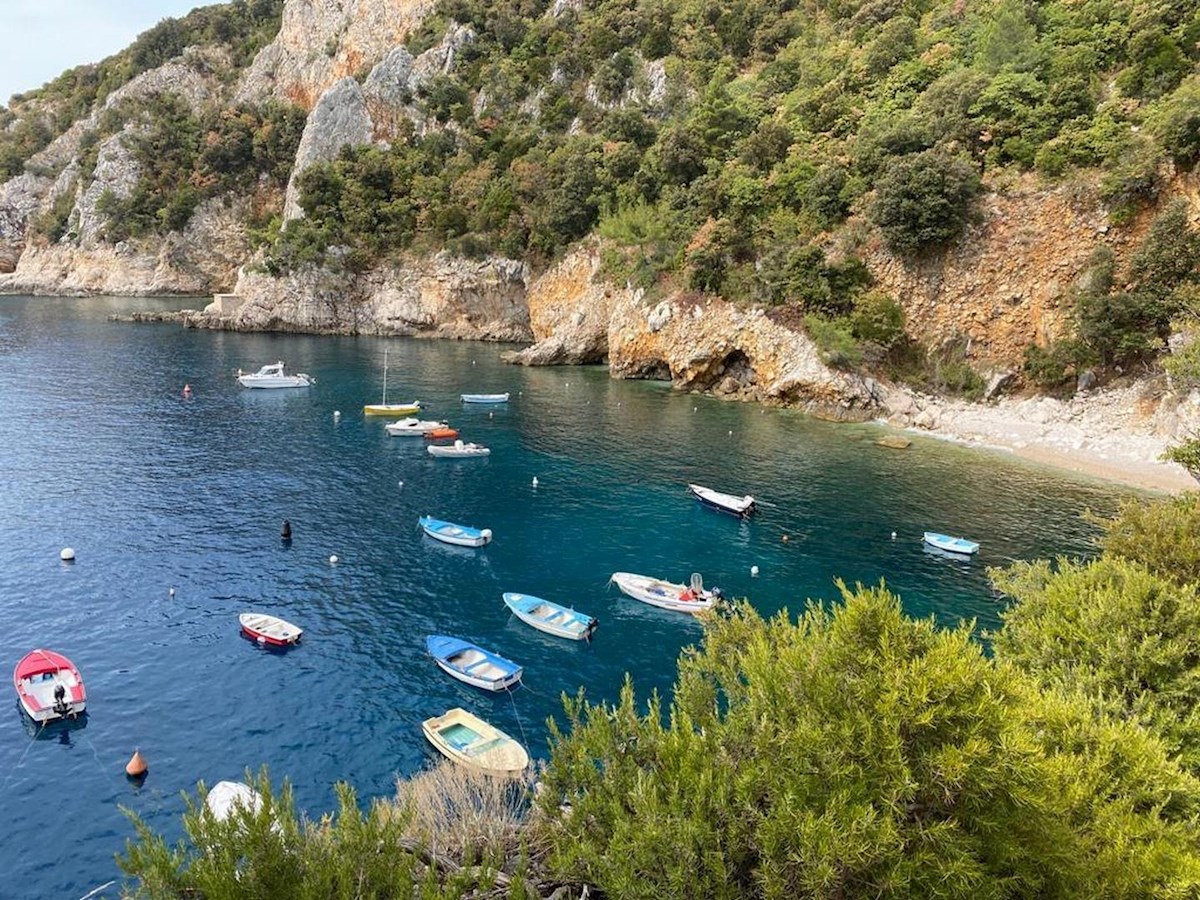 MOŠĆENIČKA DRAGA, EDINSTVENA LOKACIJA, manjša hiša, 50 m od morja