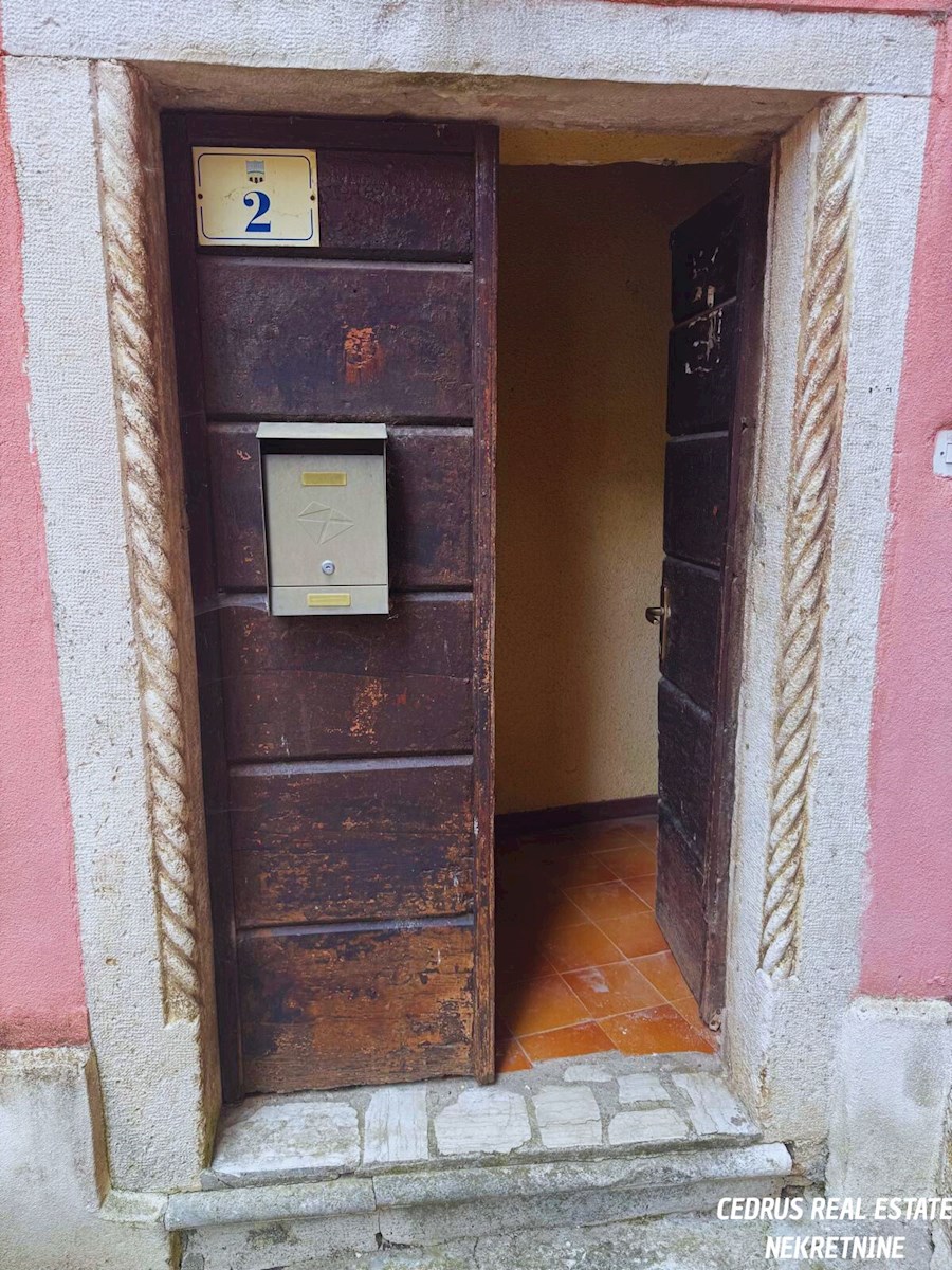 Istra, Oprtalj. Prodajamo čudovito hišo v središču zgodovinskega jedra mesta z čudovitim razgledom na dolino; na 4 nadstropjih in približno 200 m2 uporabne površine.