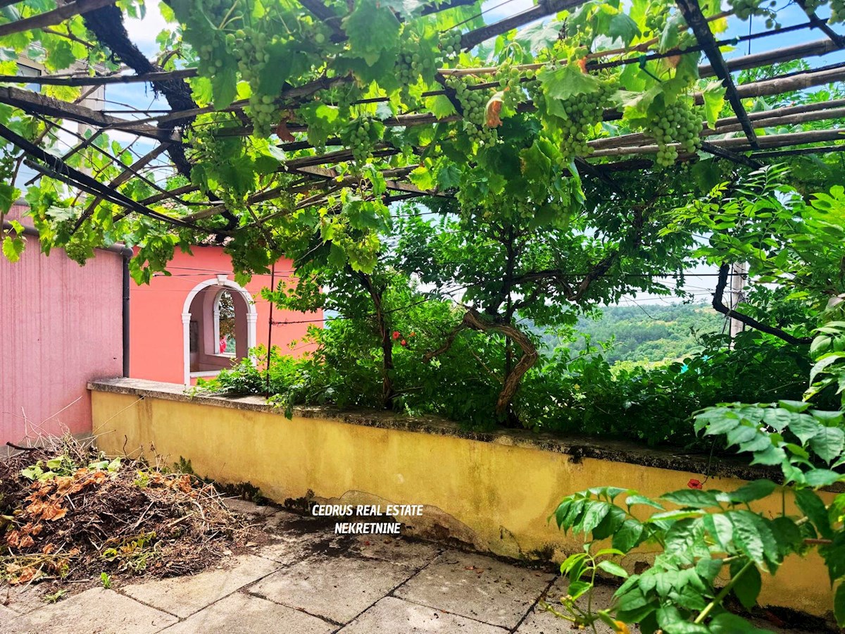 Istra, Oprtalj. Prodajamo čudovito hišo v središču zgodovinskega jedra mesta z čudovitim razgledom na dolino; na 4 nadstropjih in približno 200 m2 uporabne površine.