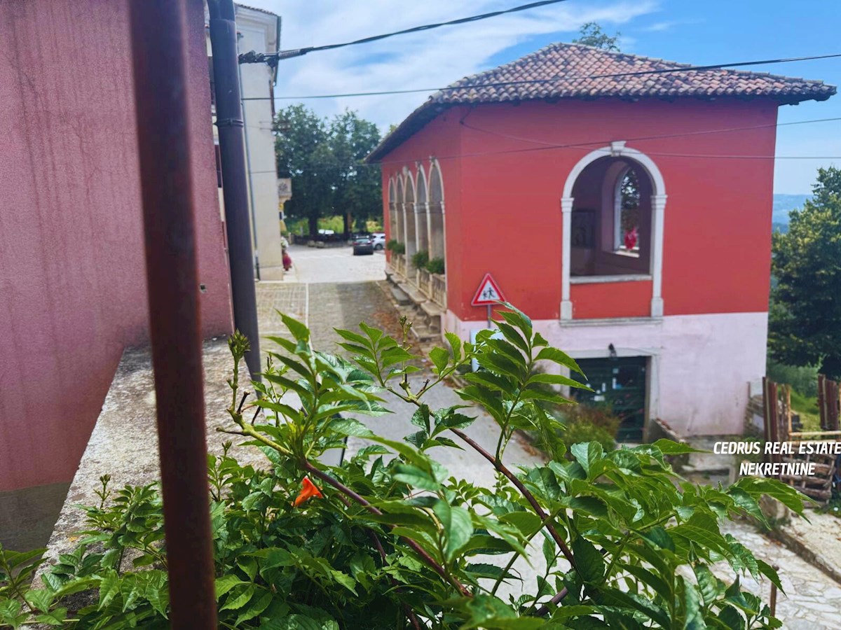Istra, Oprtalj. Prodajamo čudovito hišo v središču zgodovinskega jedra mesta z čudovitim razgledom na dolino; na 4 nadstropjih in približno 200 m2 uporabne površine.