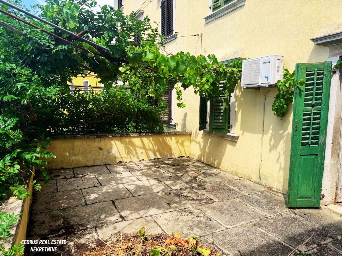 Istra, Oprtalj. Prodajamo čudovito hišo v središču zgodovinskega jedra mesta z čudovitim razgledom na dolino; na 4 nadstropjih in približno 200 m2 uporabne površine.