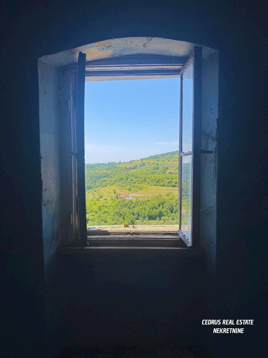 Istra, Oprtalj. Prodajamo čudovito hišo v središču zgodovinskega jedra mesta z čudovitim razgledom na dolino; na 4 nadstropjih in približno 200 m2 uporabne površine.